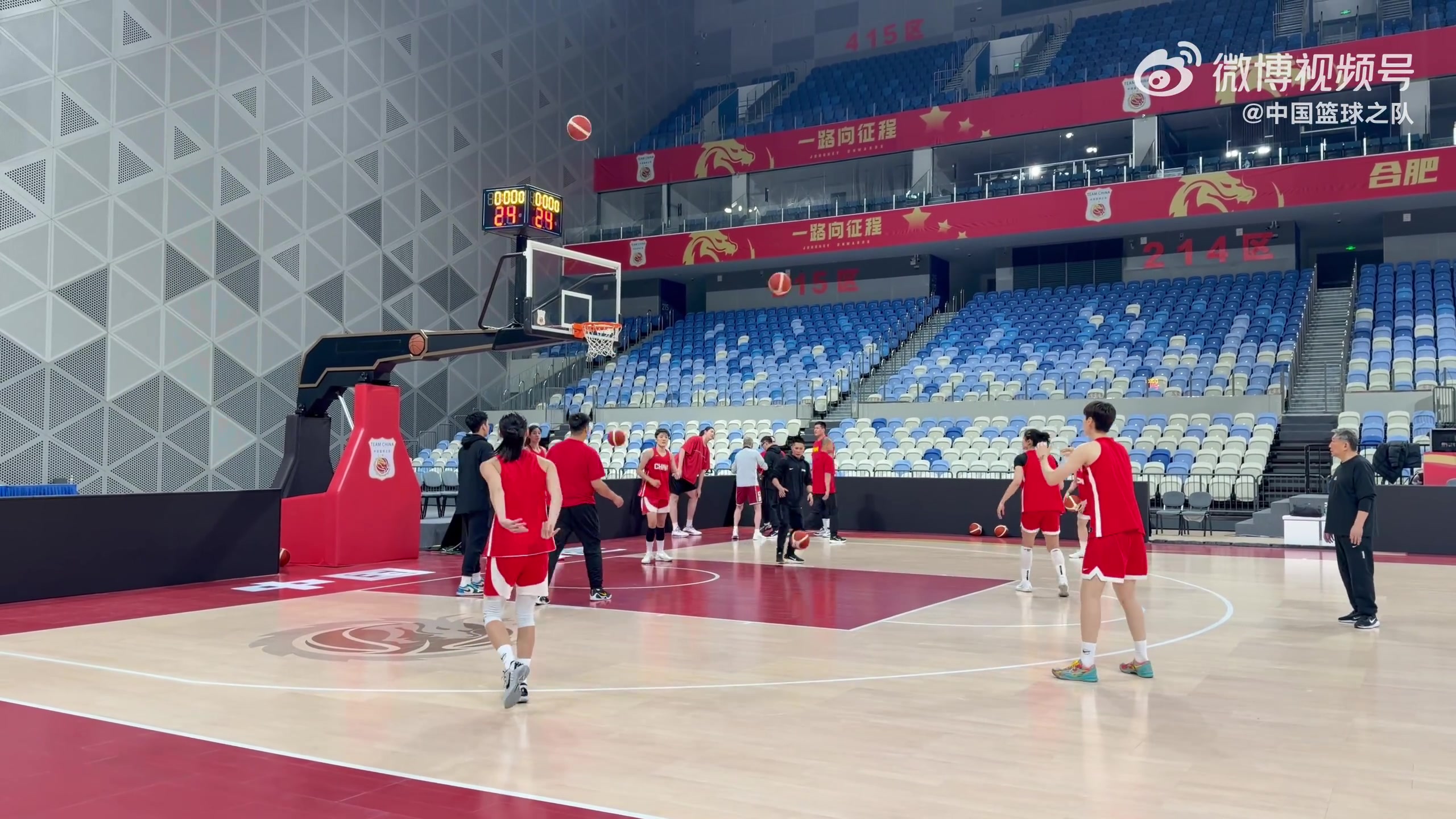 中国女篮抵达合肥赛区 短暂休整后前往场馆进行踩场训练